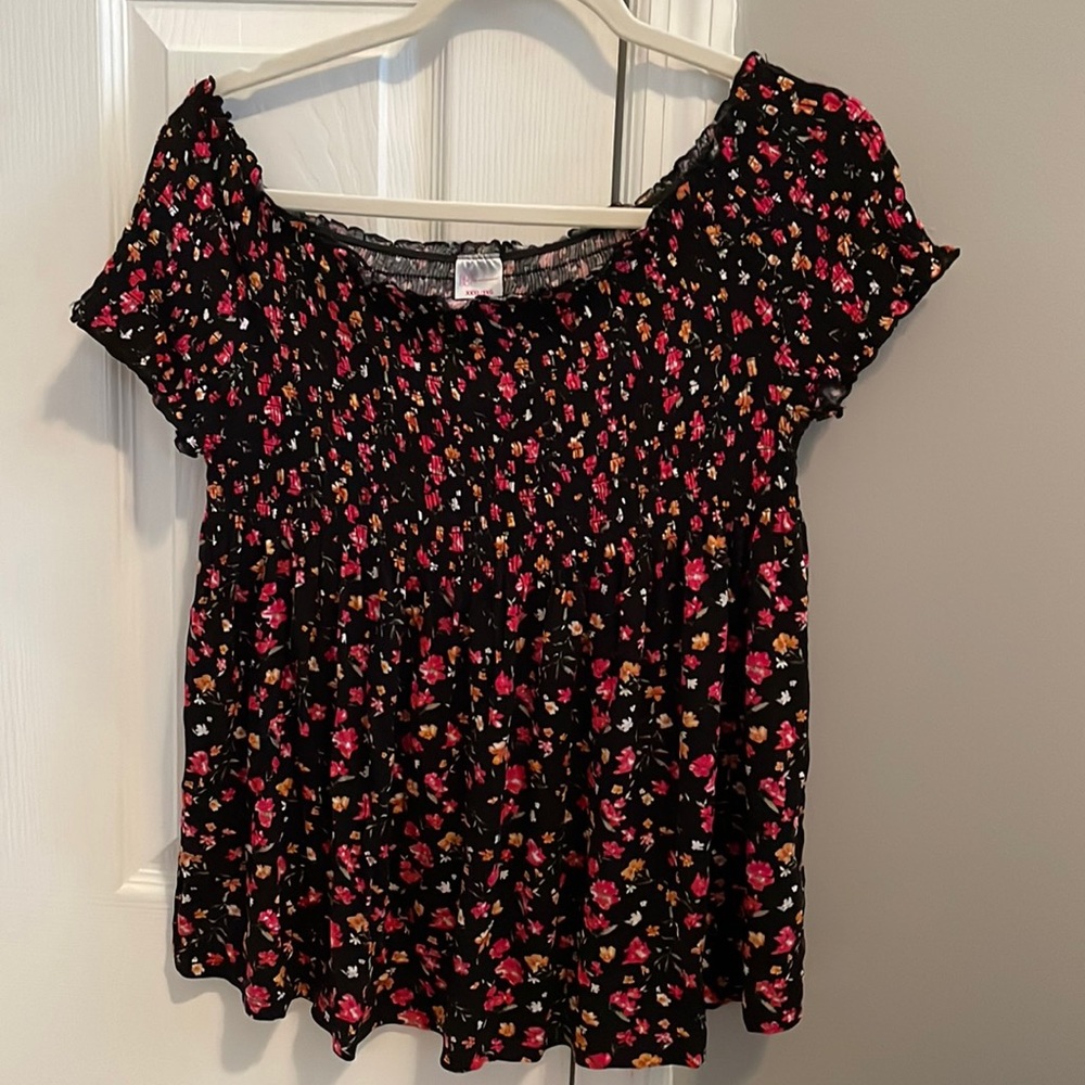 Off the shoulder floral babydoll shirt. Brand no boundaries. Size 3XL.